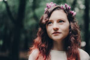 Saoirse CASEY AMA MUSIC FLOWERS IN HAR PRESS SHOT 2022